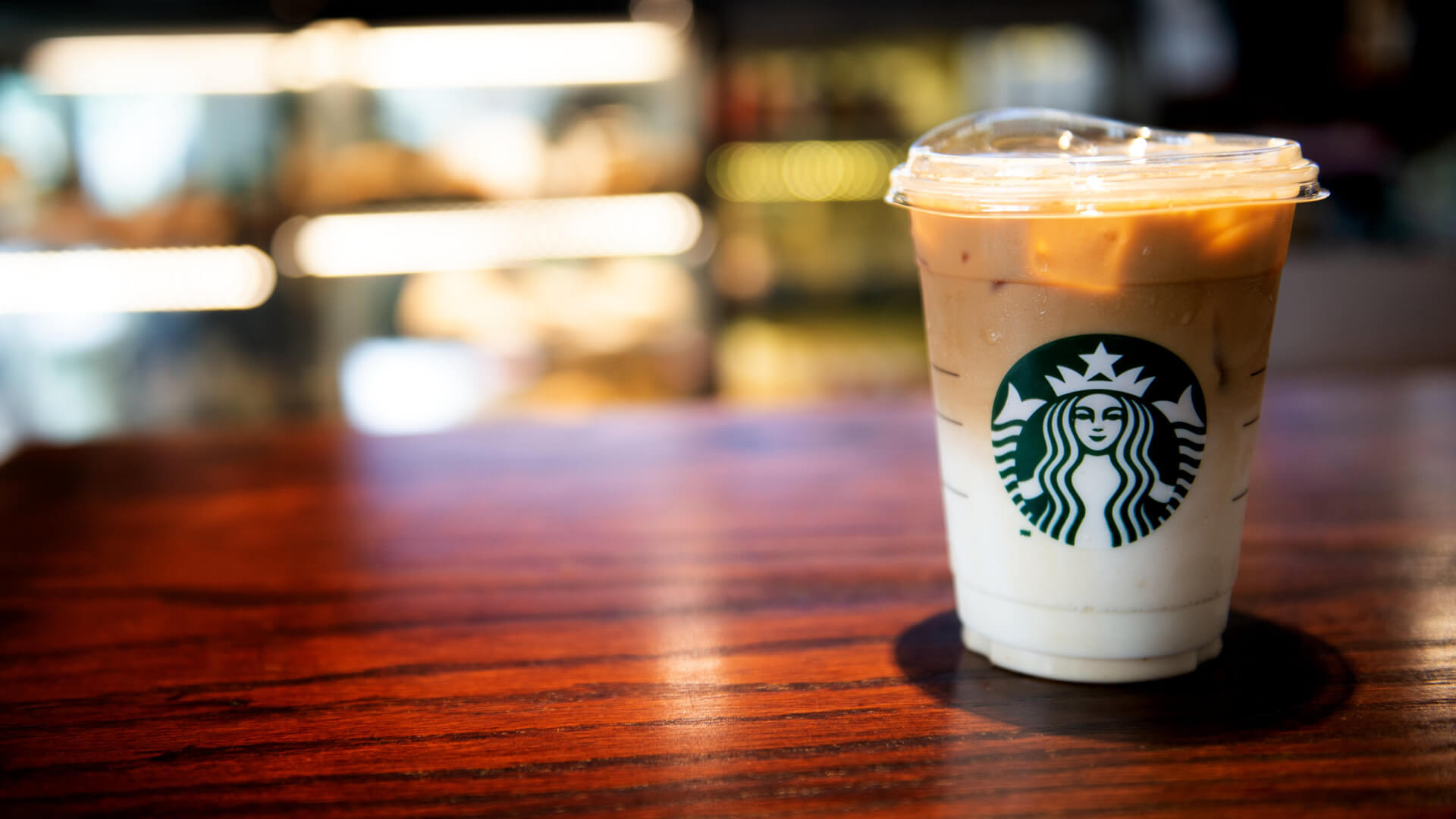 café helado de starbucks sobre la barra